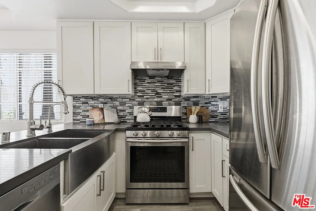 2 bed, 2.5 bath, 923 sqft, $3,500 — Photo 2