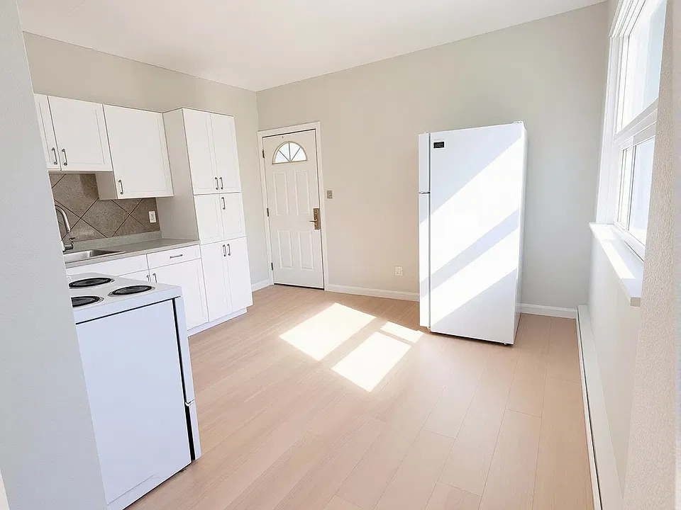 537 Confederation St #9