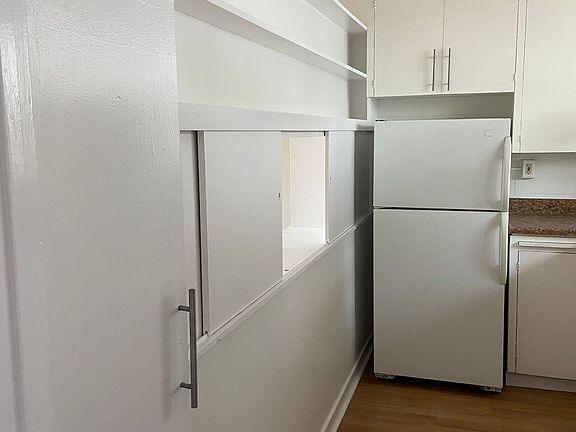 5th image of 272 Robincroft Dr Unit 1