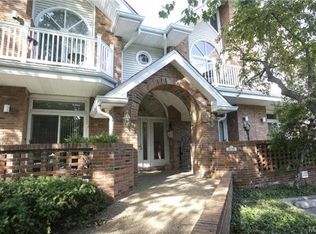 23 Country Club Ter, Saint Louis, MO