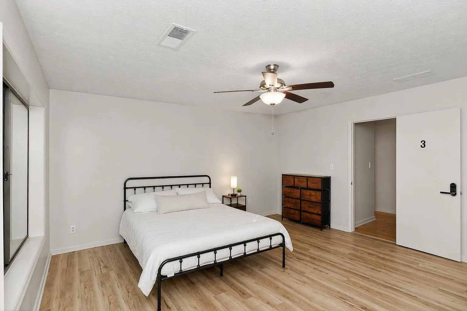 4 bed, 3.0 bath, 3000 sqft, $1,092 — Photo 2