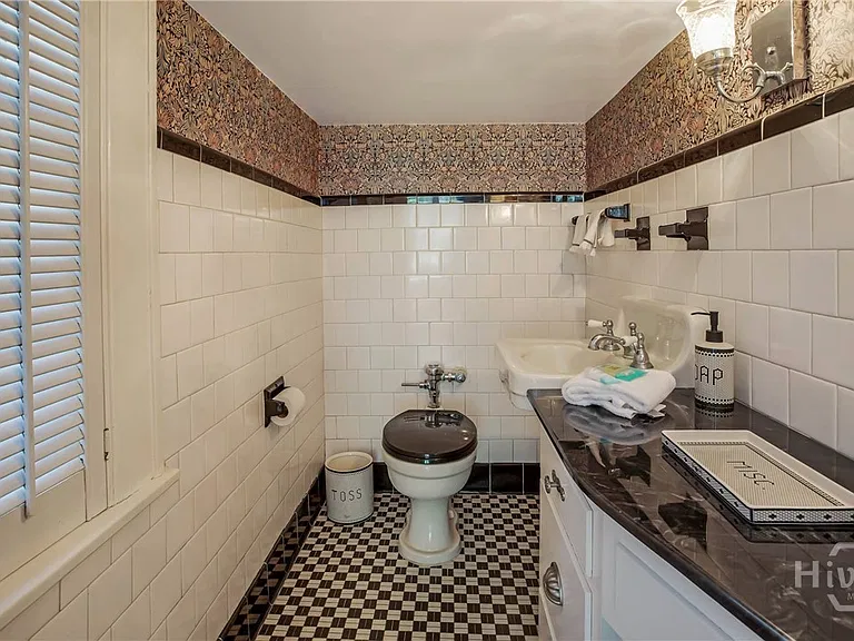 624 E Victory Dr — Photo 18