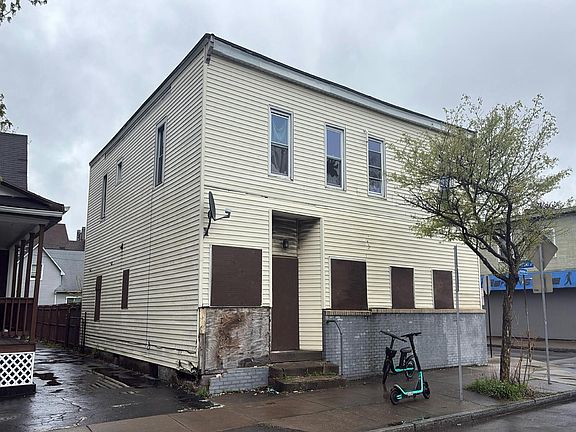 3rd image of 1046 Hudson Ave