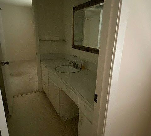 4th image of 405 Country Club Dr