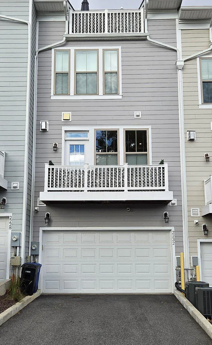 4 bed, 4.5 bath, 2070 sqft, $4,850 — Photo 2