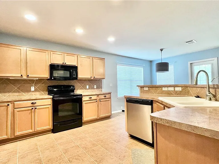 784 Kingfisher Ln — Photo 1