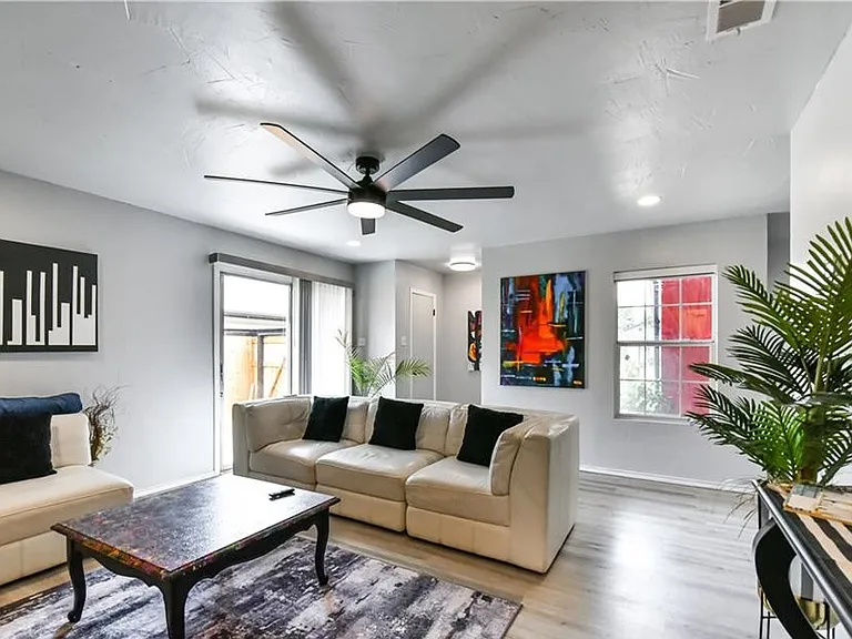 2203 Coach Dr — Photo 4