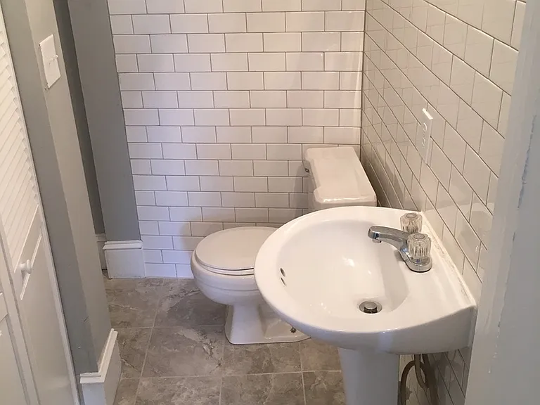 627 W Jones St — Photo 4