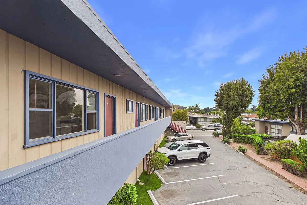 Building Photo - 205-215 W Roderick Ave #5