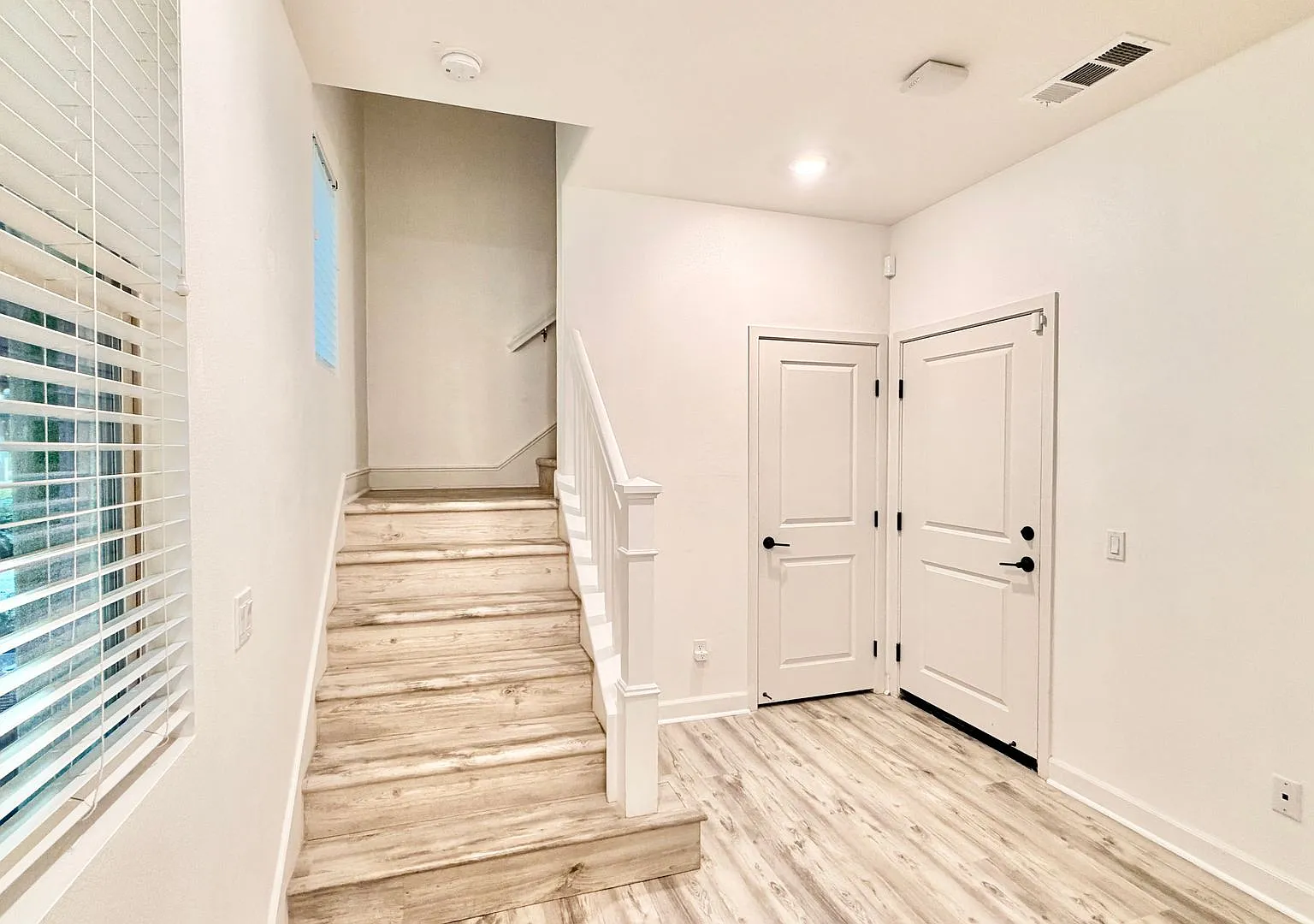 Awesome Tri-Level Townhome Minutes to Everything, Located within the Private & Gated St. Cloud Co... — Photo 4