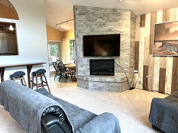 2nd image of 2916 Deerwood Dr