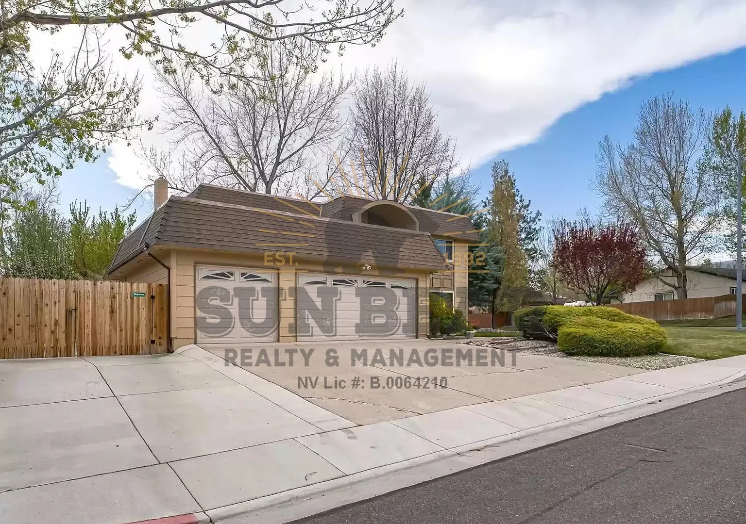 4 Bedroom in Reno Great Location! — Photo 3
