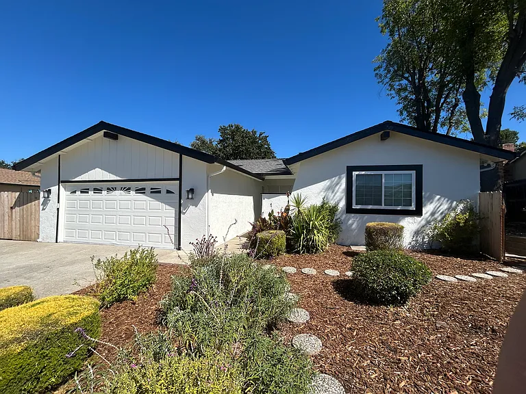 130 Fuschia Ct — Photo 1
