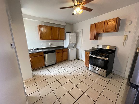 Kitchen: apartment entrance view, bedroom 1 to the right