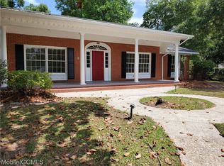 215 Cache Cir, Chickasaw, AL 36611