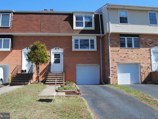 10 Featherbed Ct, Lawrence Township, NJ 08648