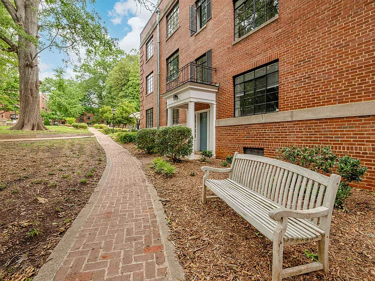 Cameron Court Apartments — Photo 55
