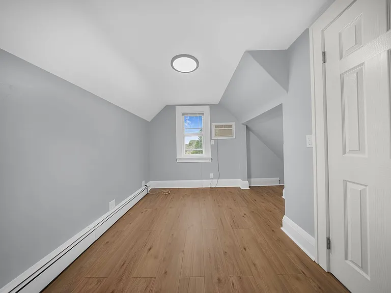 15 Tuttle St — Photo 34