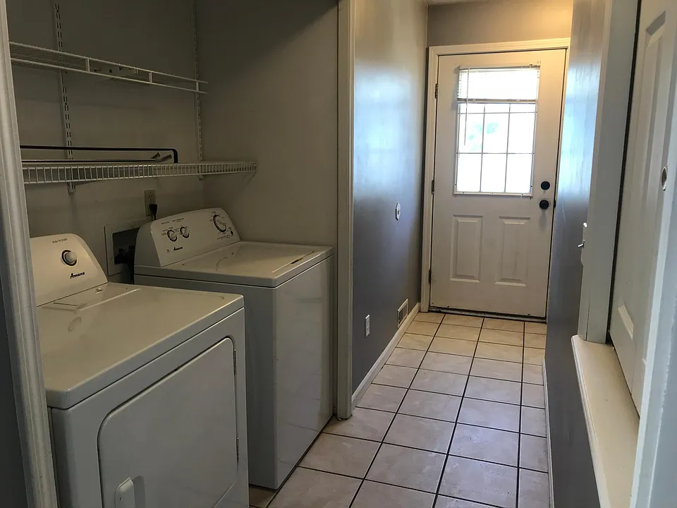 Washer & dryer on 1st floor