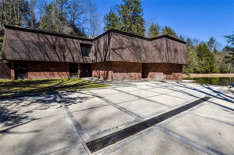 1st image of 415 Edgewood Dr