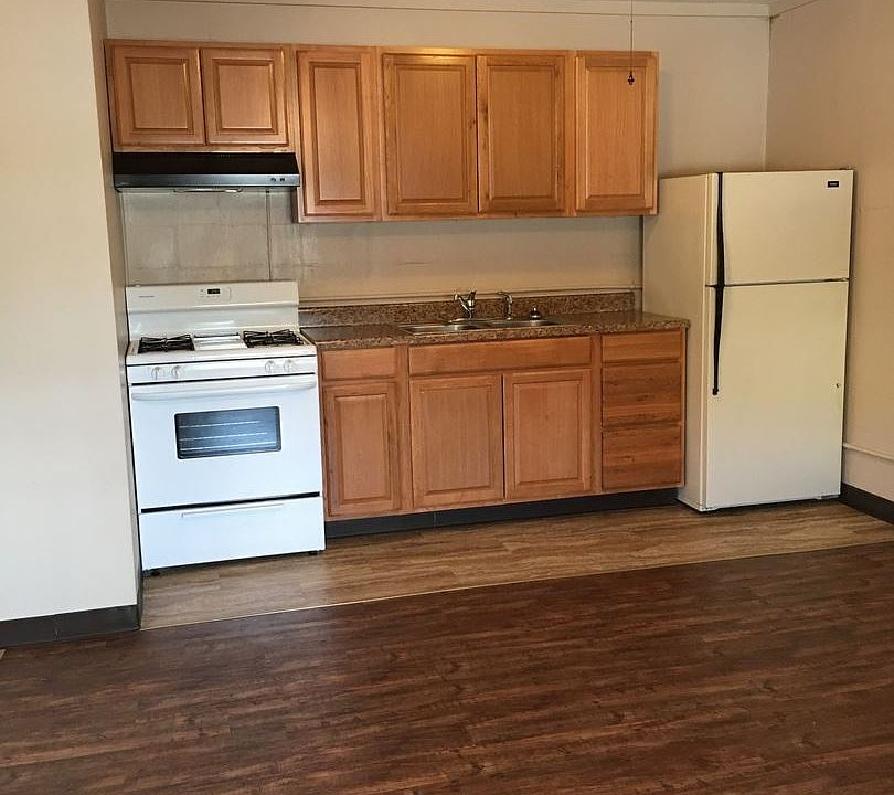 2nd image of 824 13th St APT 1