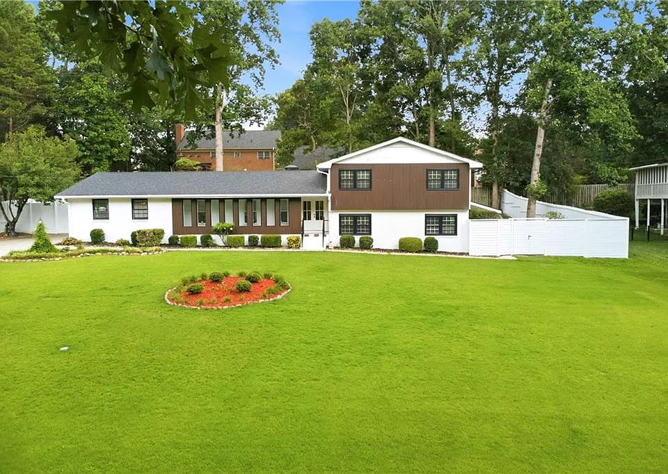 2220 Spring Mill Cv