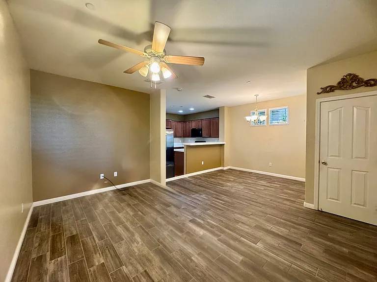 304 Esplanade Cir — Photo 3