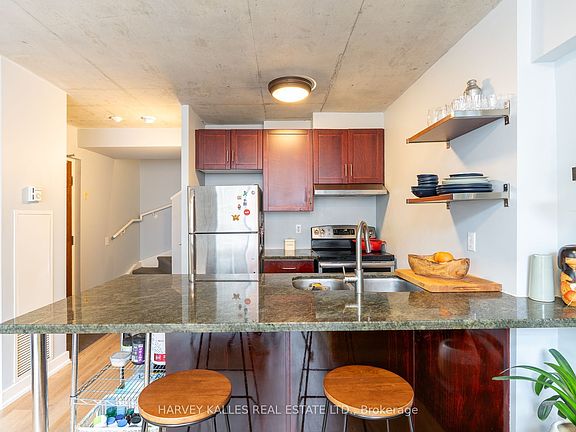 4th image of 36 Charlotte St #702