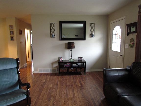 4th image of 85 Belaire Dr