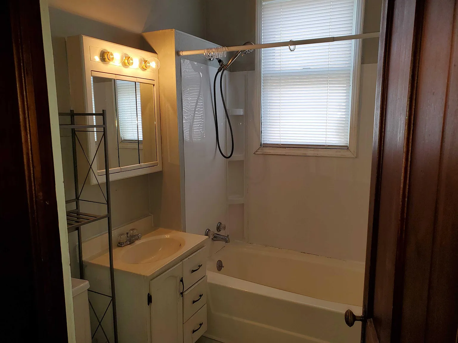 1105/1107 Avenue F - 1105 Lower — Photo 3