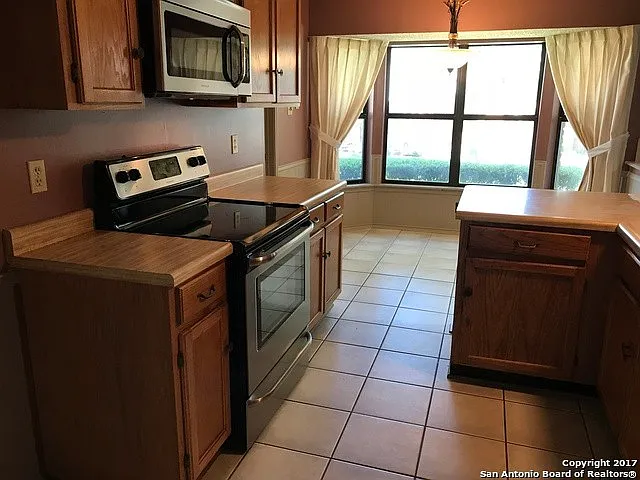 13851 Susancrest Dr — Photo 6