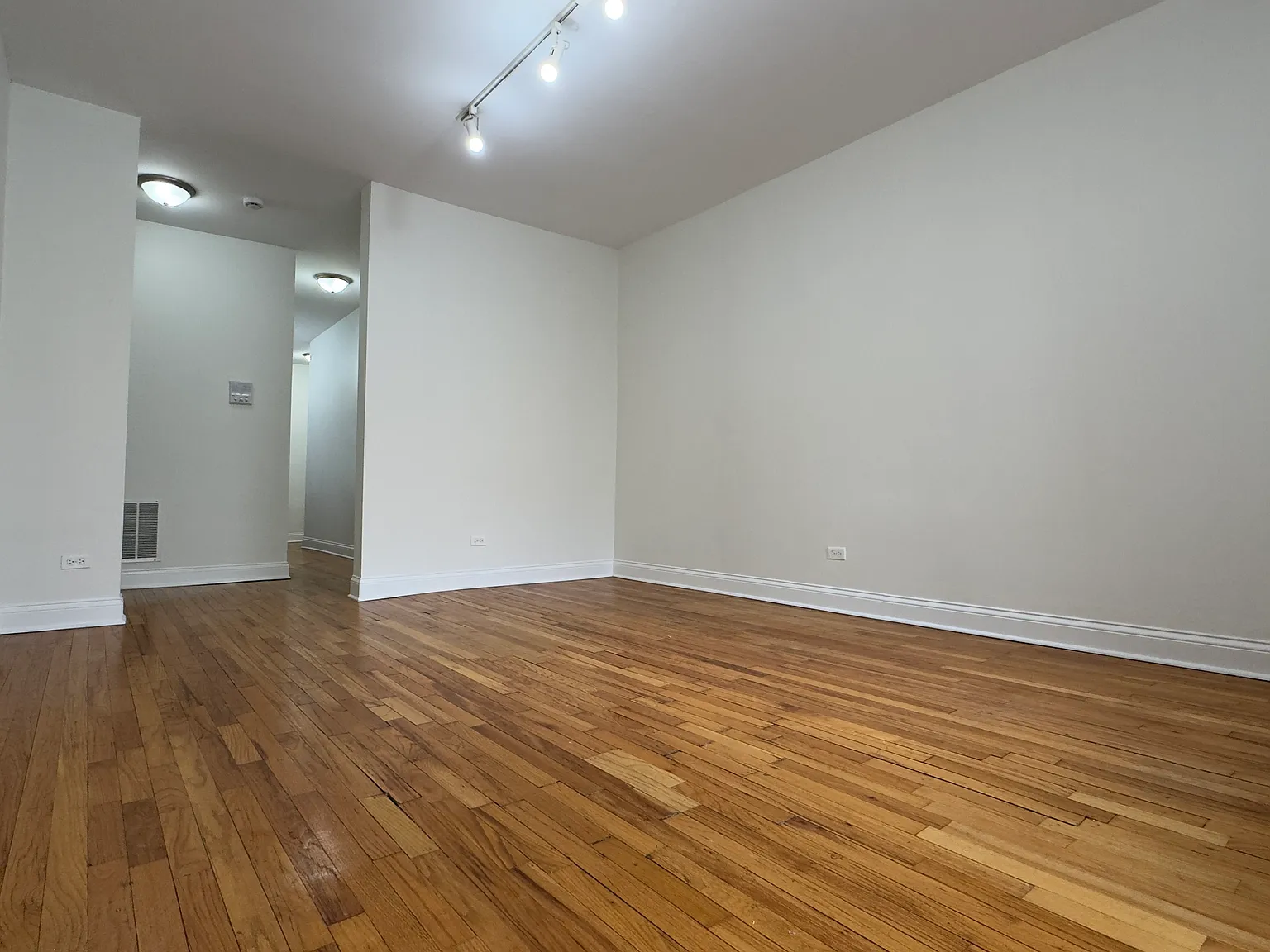4 bed, 2000 sqft, $2,895 — Photo 4
