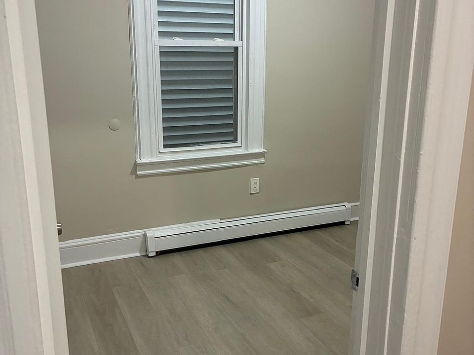 1st image of 552 Jackson Ave Floor 1