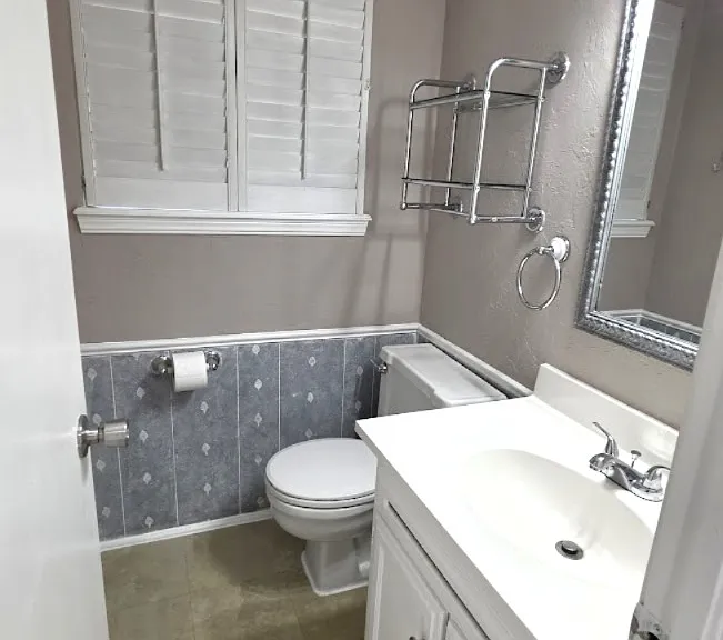 Primary bedroom bathroom.