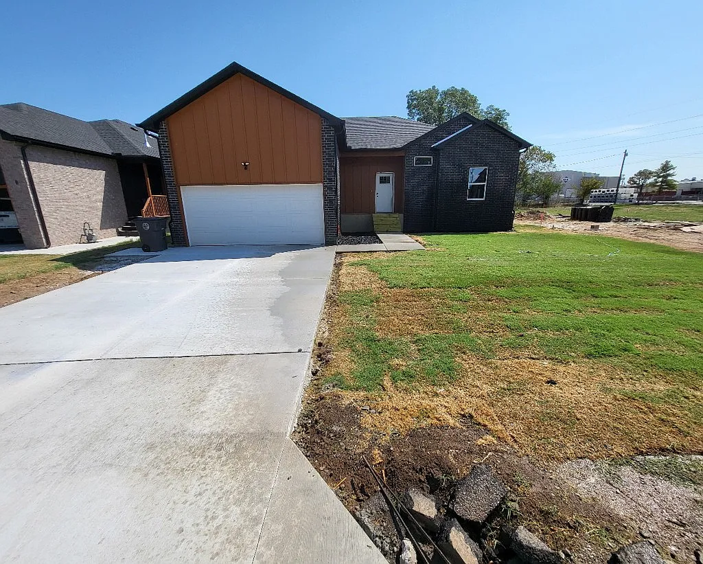 Spacious 4-Bed Home with Garage, Fenced Yard & Central A/C — Photo 2