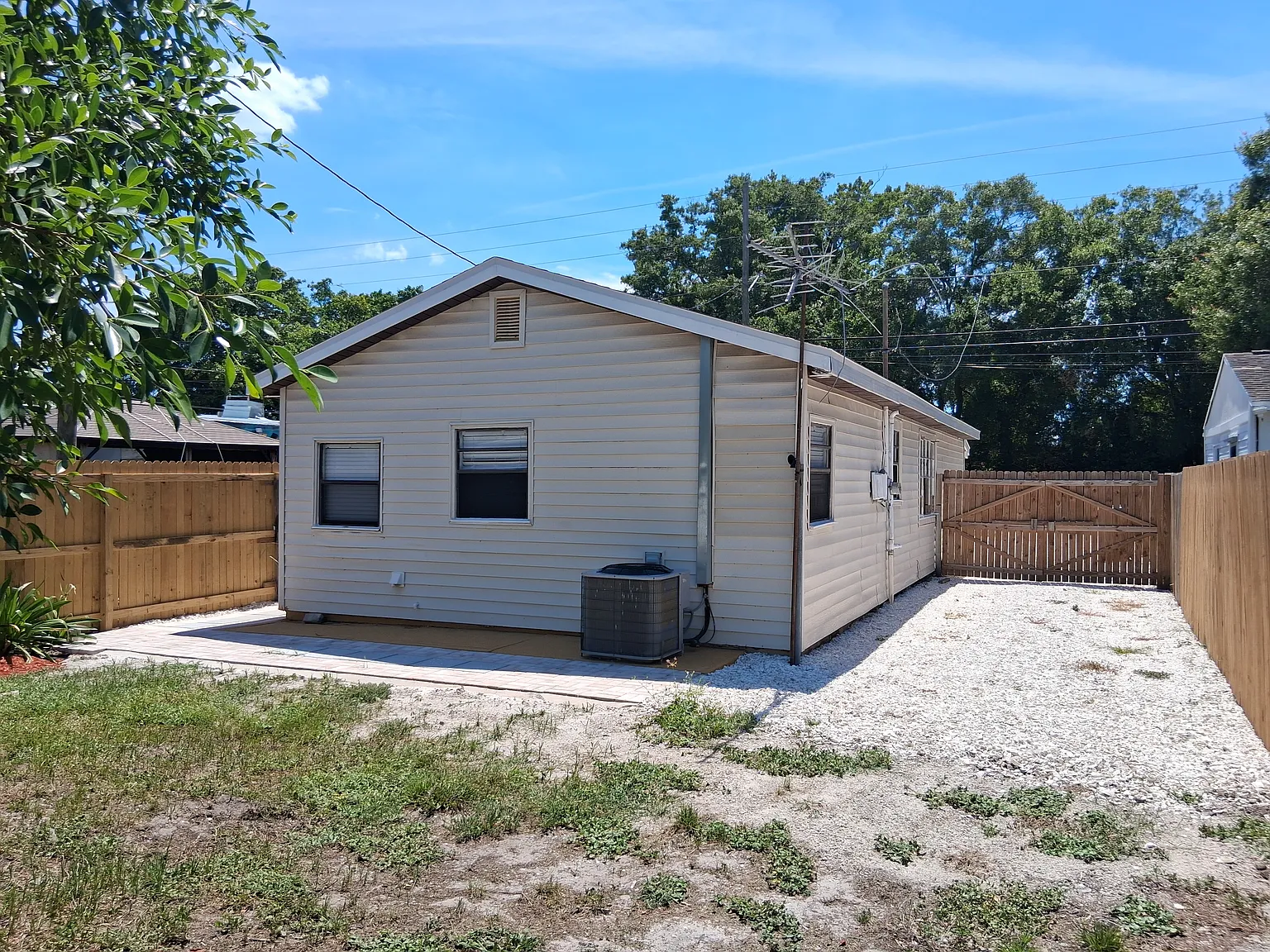 2 bed, 809 sqft, $1,900 — Photo 2