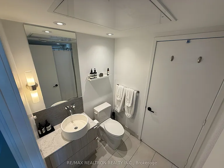 161 Roehampton Ave #1610 — Photo 7