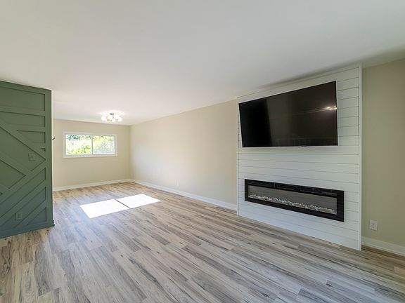 5th image of 367 Chestnut St