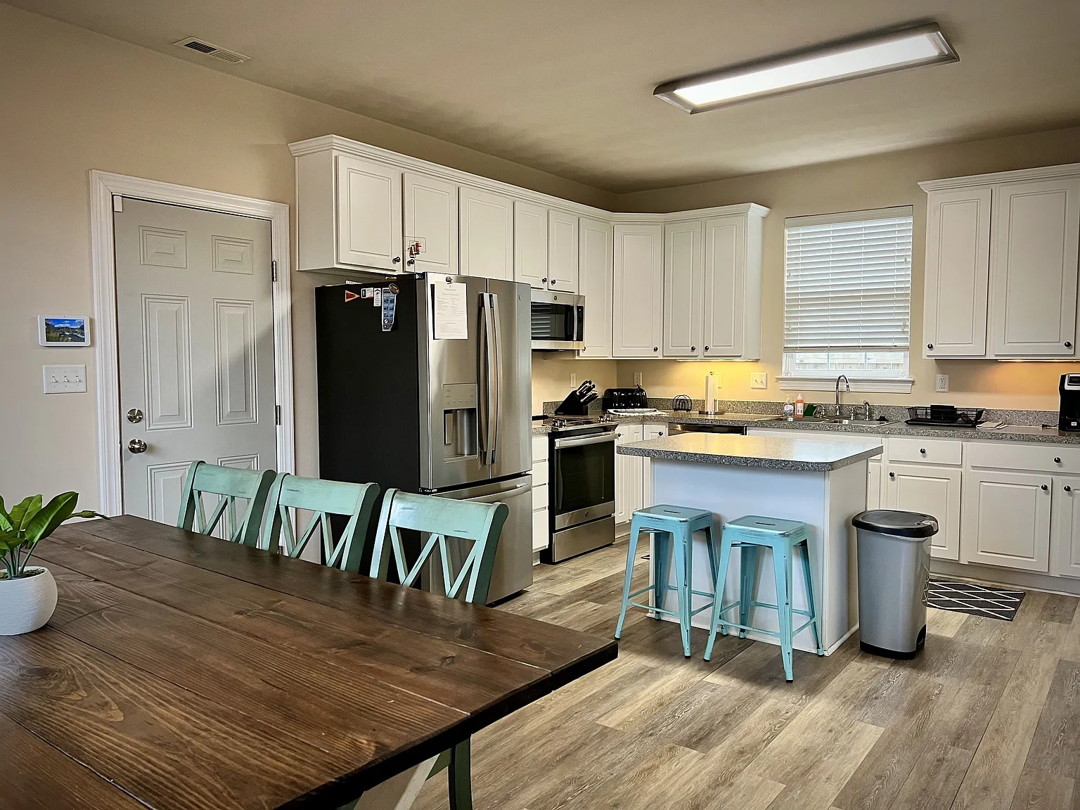 4 bed, 2.5 bath, 2318 sqft, $4,500 — Photo 3