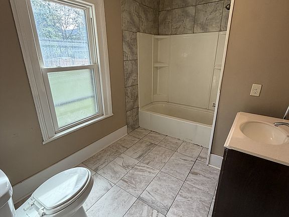 5th image of 104 Warner St