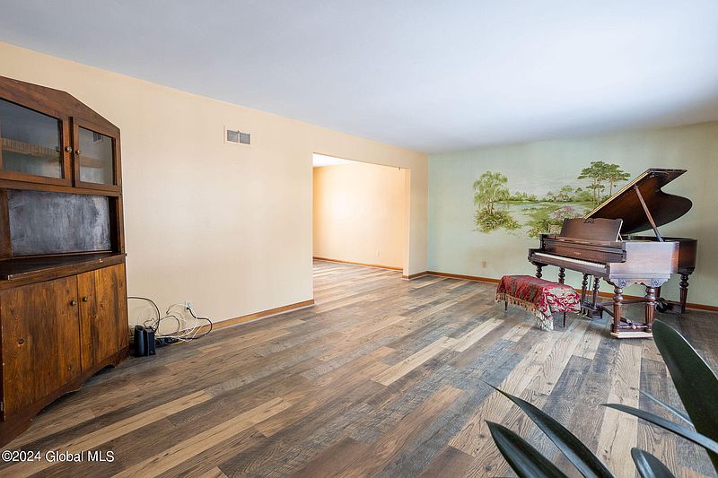 4th image of 44 Delafield Drive
