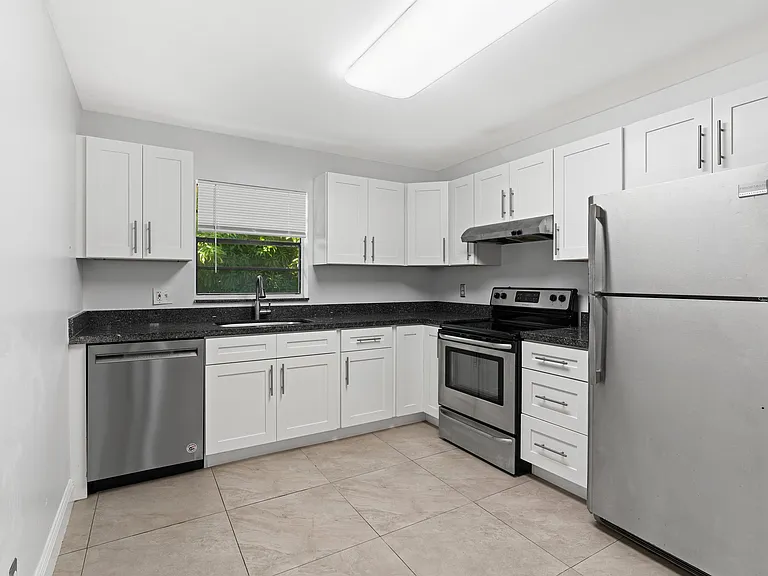 1515 N Federal Hwy — Photo 2