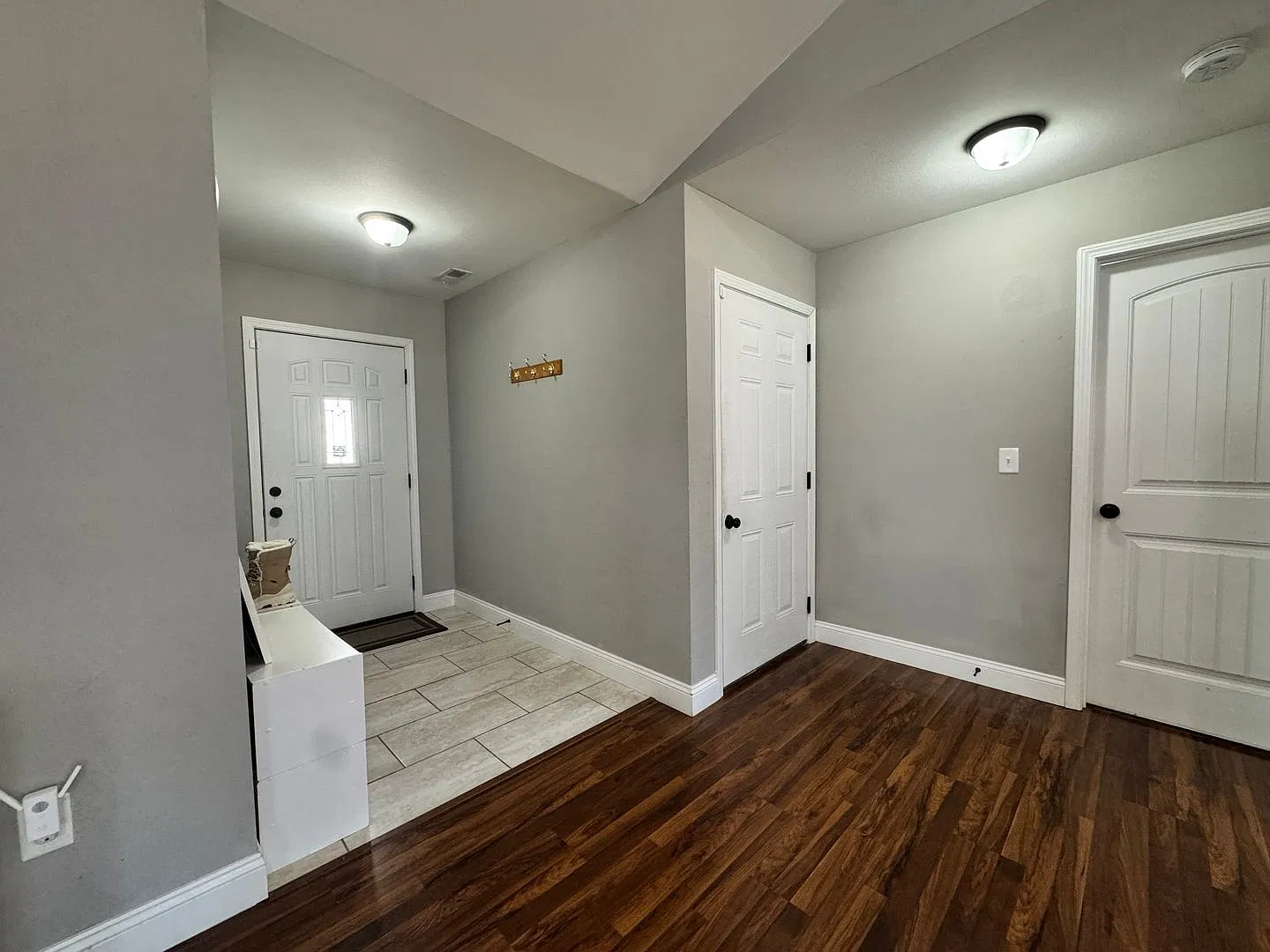 Beautiful 3 Bedroom Home in Woodland Hills! — Photo 3