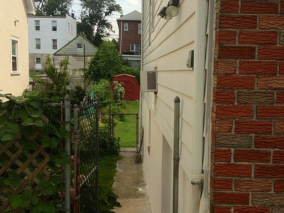 4th image of 22 Woodlawn Ave