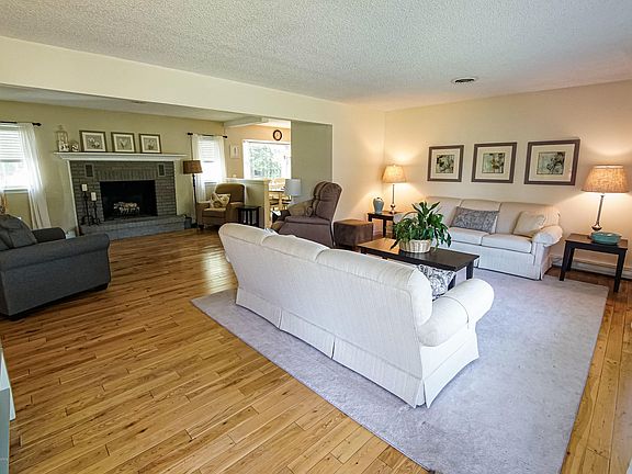4th image of 1012 Twin Oaks Dr