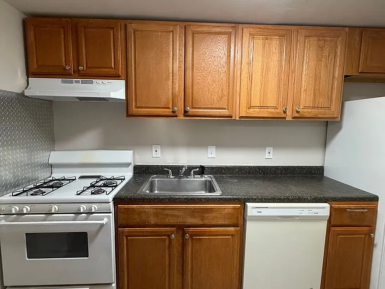 345-381 Hildreth St — Photo 8