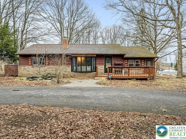 159 Summit Ave, Pocono Summit, PA 18346