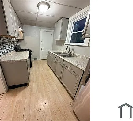 3 bed, $2,050 — Photo 2
