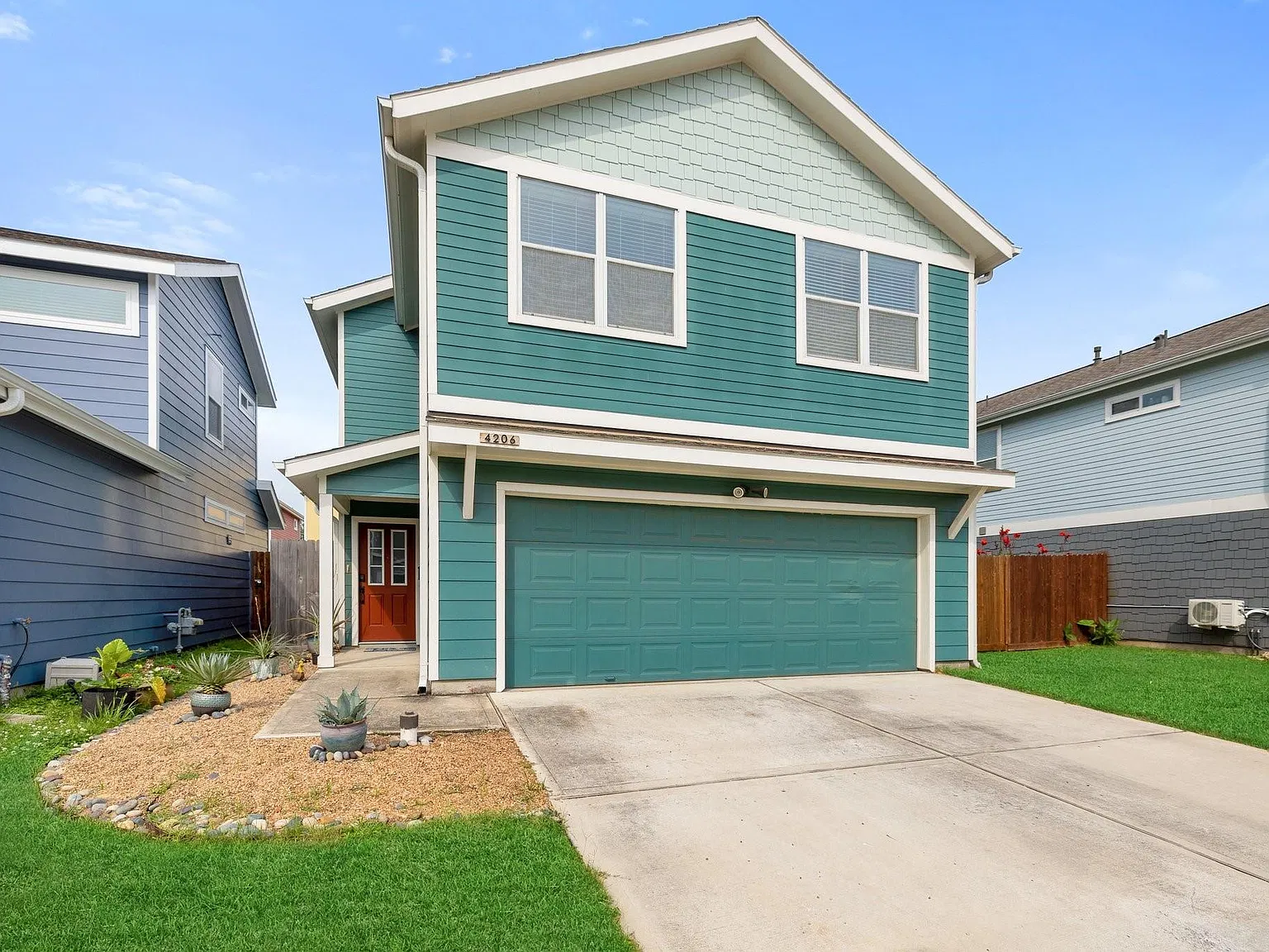 3 bed, 2.5 bath, 1561 sqft, $2,400 — Photo 1