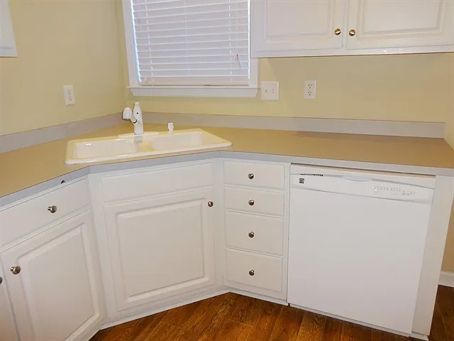4 bed, 2.0 bath, 1643 sqft, $2,320 — Photo 4